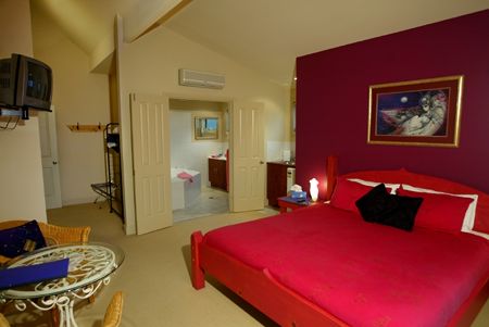 Luxury spa suite accommodation Port Stephens NSW Australia